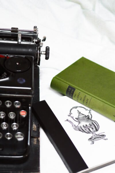 author-book-store-biography-img-1